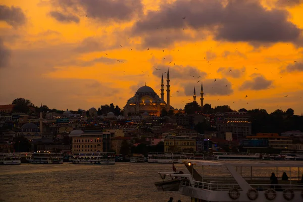 Стамбул Турция Красивый Закат Облаками Туристические Лодки Движущиеся Воде Вдали — стоковое фото