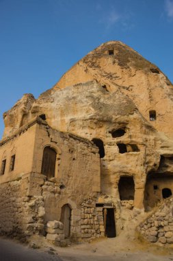 Göreme, Kapadokya: Ünlü mağara otel Göreme bulundu. Kentin güzellikler. Mağara evler görünümüyle manzara
