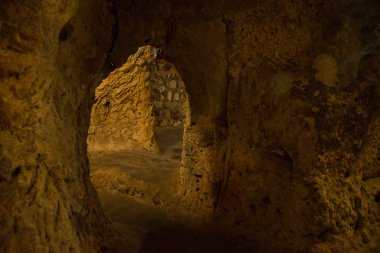 Derinkuyu yeraltı şehri Kapadokya eski çok düzeyli mağara bir şehirdir. Eski Metro City bir kapı olarak kullanılan taş. Yeşil Tur