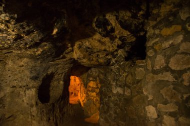 Derinkuyu yeraltı şehri Kapadokya eski çok düzeyli mağara bir şehirdir. Eski Metro City bir kapı olarak kullanılan taş. Yeşil Tur