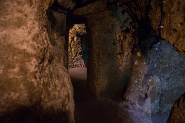 Derinkuyu yeraltı şehri Kapadokya eski çok düzeyli mağara bir şehirdir. Eski Metro City bir kapı olarak kullanılan taş. Yeşil Tur
