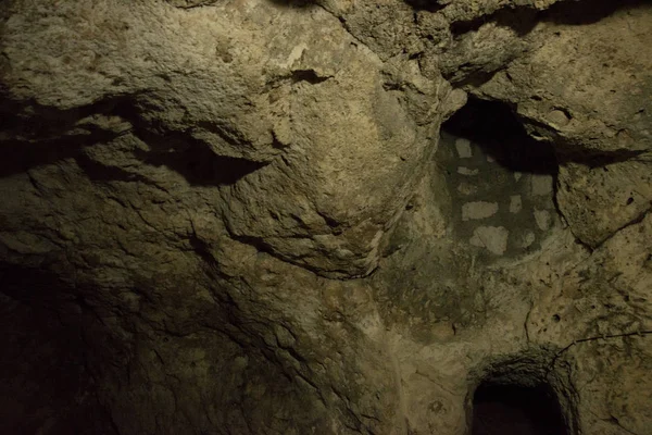 德林库尤地下城市是土耳其卡帕多西亚的一座古老的多层洞穴城市 在旧地下城里 石头被用作一扇门 绿色旅游 — 图库照片