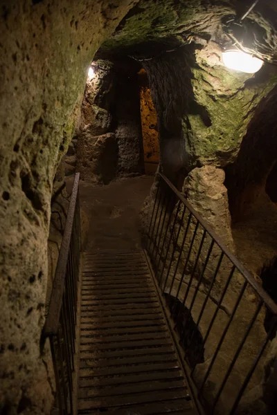 德林库尤地下城市是土耳其卡帕多西亚的一座古老的多层洞穴城市 在旧地下城里 石头被用作一扇门 绿色旅游 — 图库照片