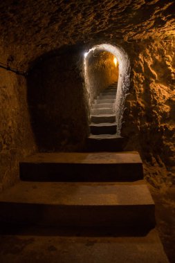 Derinkuyu yeraltı şehri Kapadokya eski çok düzeyli mağara bir şehirdir. Eski Metro City bir kapı olarak kullanılan taş. Yeşil Tur