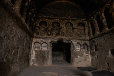 Mağaranın iç, odada. Selime Manastırı Kapadokya, Türkiye'de. Yeşil tur. Selime Ihlara Vadisi sonundaki merkezidir. Manastır Kapadokya'da en büyük dini binalardan biridir.