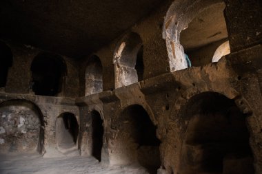 Mağaranın iç, odada. Selime Manastırı Kapadokya, Türkiye'de. Yeşil tur. Selime Ihlara Vadisi sonundaki merkezidir. Manastır Kapadokya'da en büyük dini binalardan biridir.