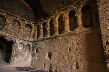Mağaranın iç, odada. Selime Manastırı Kapadokya, Türkiye'de. Yeşil tur. Selime Ihlara Vadisi sonundaki merkezidir. Manastır Kapadokya'da en büyük dini binalardan biridir.
