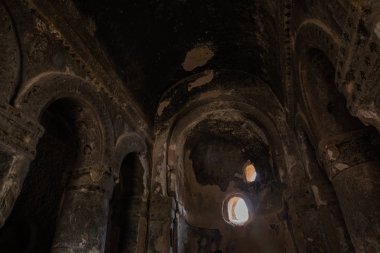 Mağaranın iç, odada. Selime Manastırı Kapadokya, Türkiye'de. Yeşil tur. Selime Ihlara Vadisi sonundaki merkezidir. Manastır Kapadokya'da en büyük dini binalardan biridir.