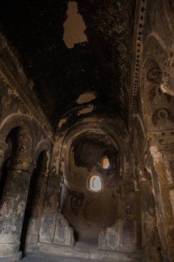Mağaranın iç, odada. Selime Manastırı Kapadokya, Türkiye'de. Yeşil tur. Selime Ihlara Vadisi sonundaki merkezidir. Manastır Kapadokya'da en büyük dini binalardan biridir.