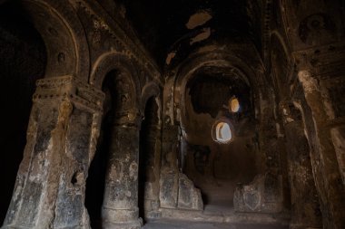 Mağaranın iç, odada. Selime Manastırı Kapadokya, Türkiye'de. Yeşil tur. Selime Ihlara Vadisi sonundaki merkezidir. Manastır Kapadokya'da en büyük dini binalardan biridir.