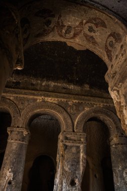 Mağaranın iç, odada. Selime Manastırı Kapadokya, Türkiye'de. Yeşil tur. Selime Ihlara Vadisi sonundaki merkezidir. Manastır Kapadokya'da en büyük dini binalardan biridir.