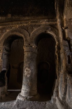 Mağaranın iç, odada. Selime Manastırı Kapadokya, Türkiye'de. Yeşil tur. Selime Ihlara Vadisi sonundaki merkezidir. Manastır Kapadokya'da en büyük dini binalardan biridir.