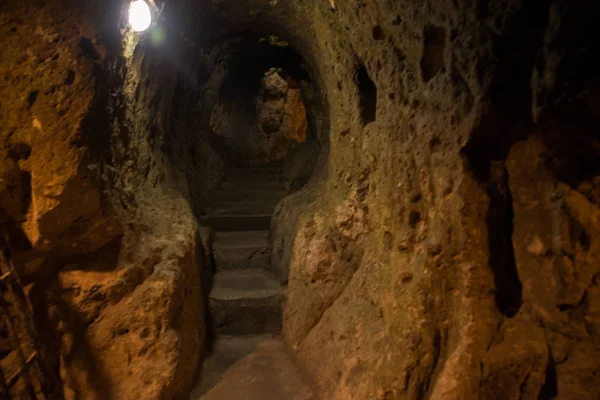 デリンクユ地下都市 カッパドキア トルコの古代マルチレベル洞窟都市です 古い地下街のドアとして使用される石 グリーン ツアー — ストック写真