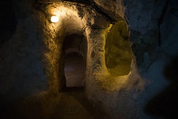 デリンクユ地下都市 カッパドキア トルコの古代マルチレベル洞窟都市です 古い地下街のドアとして使用される石 グリーン ツアー — ストック写真