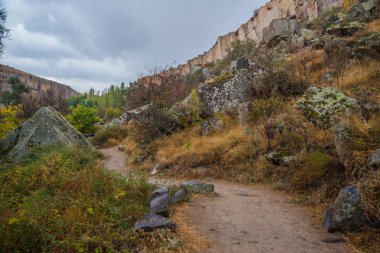 Kapadokya Ihlara Vadisi. Ihlara Vadisi, Peristrema manastır veya Ihlara Gorge geziler hiking için Türkiye'de en ünlü Vadisi var. Yeşil Tur.