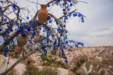 Nazar ağacında Uçhisar Kalesi Kapadokya, Uçhisar, Türkiye'nin arkasında. Nazar muska, nazar karşı korumak özel bir göz şeklinde nesneleri asılı ağaç