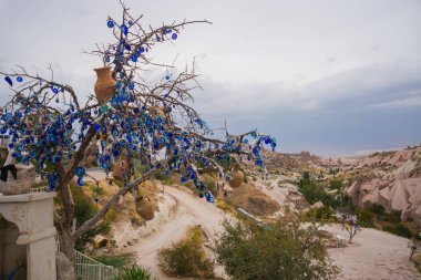 Nazar ağacında Uçhisar Kalesi Kapadokya, Uçhisar, Türkiye'nin arkasında. Nazar muska, nazar karşı korumak özel bir göz şeklinde nesneleri asılı ağaç