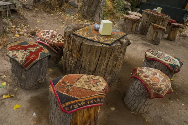 Tables Chaises Insolites Chanvre Surmontées Tapis Cape Traditionnels Avec Motif — Photo