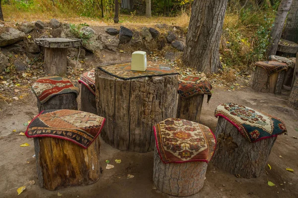 珍しいテーブルと椅子のパターンを持つ伝統的な岬のカーペットの上に麻から成っています カッパドキア トルコ — ストック写真