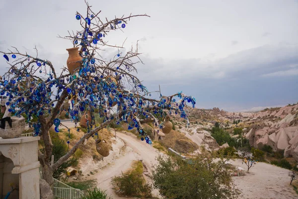 Nazar ağacında Uçhisar Kalesi Kapadokya, Uçhisar, Türkiye'nin arkasında. Nazar muska, nazar karşı korumak özel bir göz şeklinde nesneleri asılı ağaç