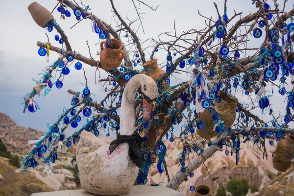 白いおもちゃ白鳥欲望の木の近く トルコ カッパドキアのウチヒサール城後ろの木の邪眼 — ストック写真