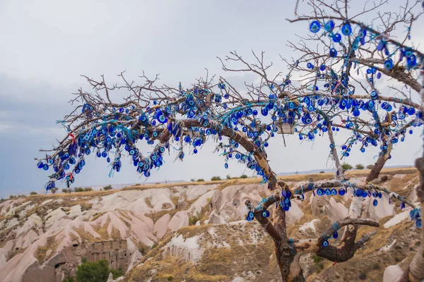 Capadocia Turquía Árbol Colgando Amuletos Nazar Objeto Especial Forma Ojo — Foto de Stock