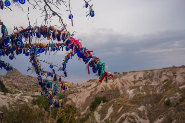 Kapadokya. Nazar muska, nazar karşı korumak özel bir göz şeklinde nesneleri asılı ağaç.