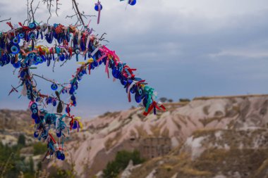 Kapadokya. Nazar muska, nazar karşı korumak özel bir göz şeklinde nesneleri asılı ağaç.