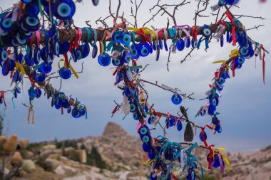 Nazar ağacında Uçhisar Kalesi Kapadokya, Uçhisar, Türkiye'nin arkasında. Nazar muska, nazar karşı korumak özel bir göz şeklinde nesneleri asılı ağaç