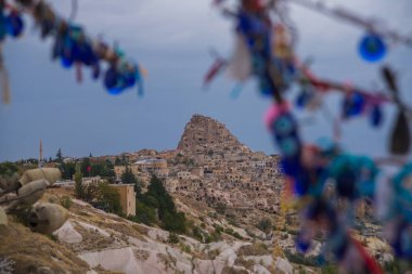 Nazar ağacında Uçhisar Kalesi Kapadokya, Uçhisar, Türkiye'nin arkasında. Nazar muska, nazar karşı korumak özel bir göz şeklinde nesneleri asılı ağaç