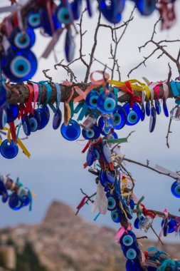 Kapadokya, Uçhisar. Nazar muska, nazar karşı korumak özel bir göz şeklinde nesneleri asılı ağaç.