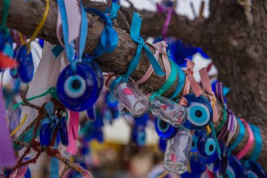 Türk Hatıra ağaç, Kapadokya. Geleneksel mavi kötü gözleri. Nazar muska, nazar karşı korumak özel bir göz şeklinde nesneleri asılı ağaç