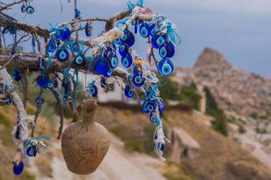 Vintage bir ağaç ticari olmayan kötü gözleri tencere, Cappadocia, Uçhisar (Uchisar) ile dekore edilmiştir. Nazar Pagan izm için uzanan Türk geleneksel bir süs olduğunu.