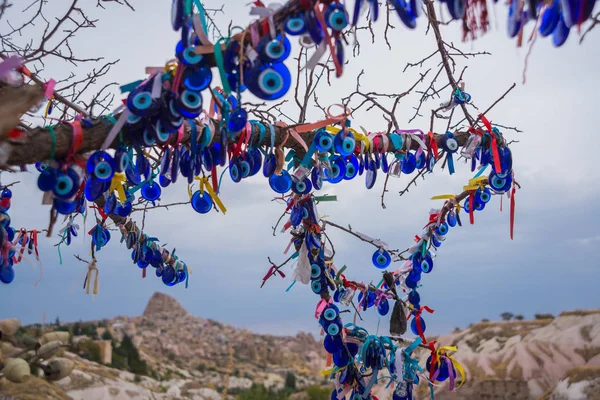 Kapadokya, Uçhisar. Nazar muska, nazar karşı korumak özel bir göz şeklinde nesneleri asılı ağaç.