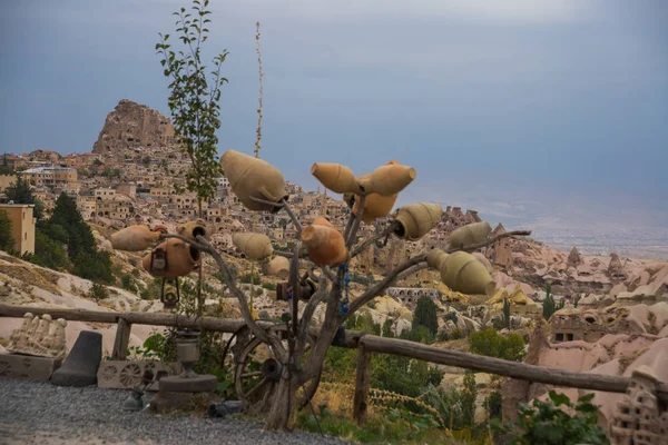 Uchisar Capadocia Turco Árbol Con Macetas Colina Distancia Está Ciudad — Foto de Stock