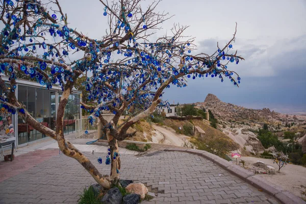 Capadocia Turquía Árbol Colgando Amuletos Nazar Objeto Especial Forma Ojo — Foto de Stock