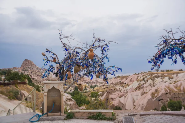 Capadocia Turquía Árbol Colgando Amuletos Nazar Objeto Especial Forma Ojo — Foto de Stock