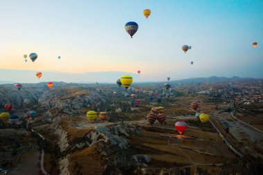 Kapadokya: Balon uçuş, taşıma, hava balon, rüya ve mutluluk kavramı uçuş form eğlenceli renkli eğlenceli mavi gökyüzünde karşı