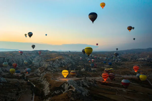 Capadocia Turquía Globo Contra Cielo Azul Vuelo Diversión Colorida Entretenida — Foto de Stock