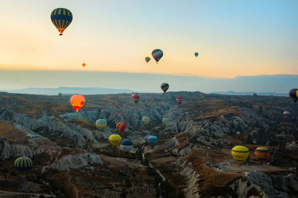 Kappadocia Törökország Napkeltekor Hőlégballonok Repülnek Törökország Kappadocia Régiójában Léggömb Kék — Stock Fotó