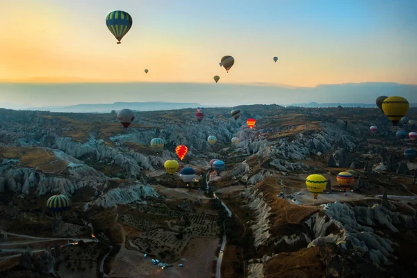 Каппадокия Турция Воздушные Шары Летят Время Восхода Солнца Регионе Каппадокия — стоковое фото