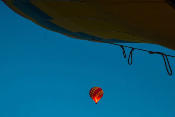 Kappadokien Turkiet Luftballonger Flyger Soluppgången Kappadokien Turkiet Ballong Mot Den — Stockfoto