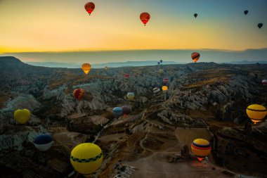 Kapadokya: Cappadocia sunrise - dağ güneş ışığı ve sis vadide üzerinde uçan sıcak hava balonları, yatay, at. Balon uçuş, taşıma, balon, c havadaki uçuş form eğlenceli renkli eğlenceli mavi gökyüzünde karşı