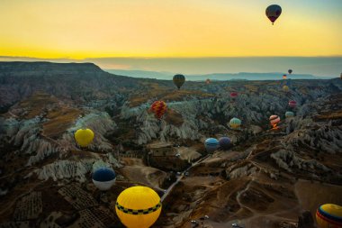 Kapadokya: Cappadocia sunrise - dağ güneş ışığı ve sis vadide üzerinde uçan sıcak hava balonları, yatay, at. Balon uçuş, taşıma, balon, c havadaki uçuş form eğlenceli renkli eğlenceli mavi gökyüzünde karşı
