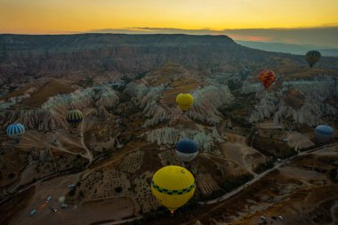 Kapadokya: Cappadocia sunrise - dağ güneş ışığı ve sis vadide üzerinde uçan sıcak hava balonları, yatay, at. Balon uçuş, taşıma, balon, c havadaki uçuş form eğlenceli renkli eğlenceli mavi gökyüzünde karşı