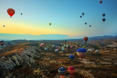 Kapadokya: gökyüzünün altında muhteşem Cappadocia üzerinde uçan sıcak hava balonu. Sunrise - dağ güneş ışığı ve sis vadide üzerinde uçan sıcak hava balonları, yatay, Cappadocia.