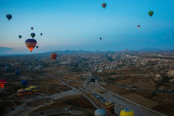 Capadocia Turquía Globos Aire Caliente Están Volando Durante Amanecer Región —  Fotos de Stock