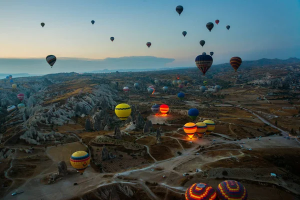 Cappadocia Turkije Warme Luchtballonnen Vliegen Tijdens Zonsopgang Regio Cappadocië Turkije — Stockfoto