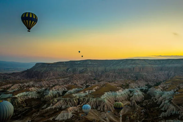 Capadocia Turquía Capadocia Amanecer Paisaje Con Globos Aerostáticos Volando Sobre — Foto de Stock