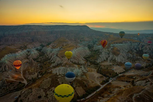 Kapadokya: Cappadocia sunrise - dağ güneş ışığı ve sis vadide üzerinde uçan sıcak hava balonları, yatay, at. Balon uçuş, taşıma, balon, c havadaki uçuş form eğlenceli renkli eğlenceli mavi gökyüzünde karşı